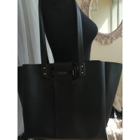 Елегантна черна кожена чанта Prada